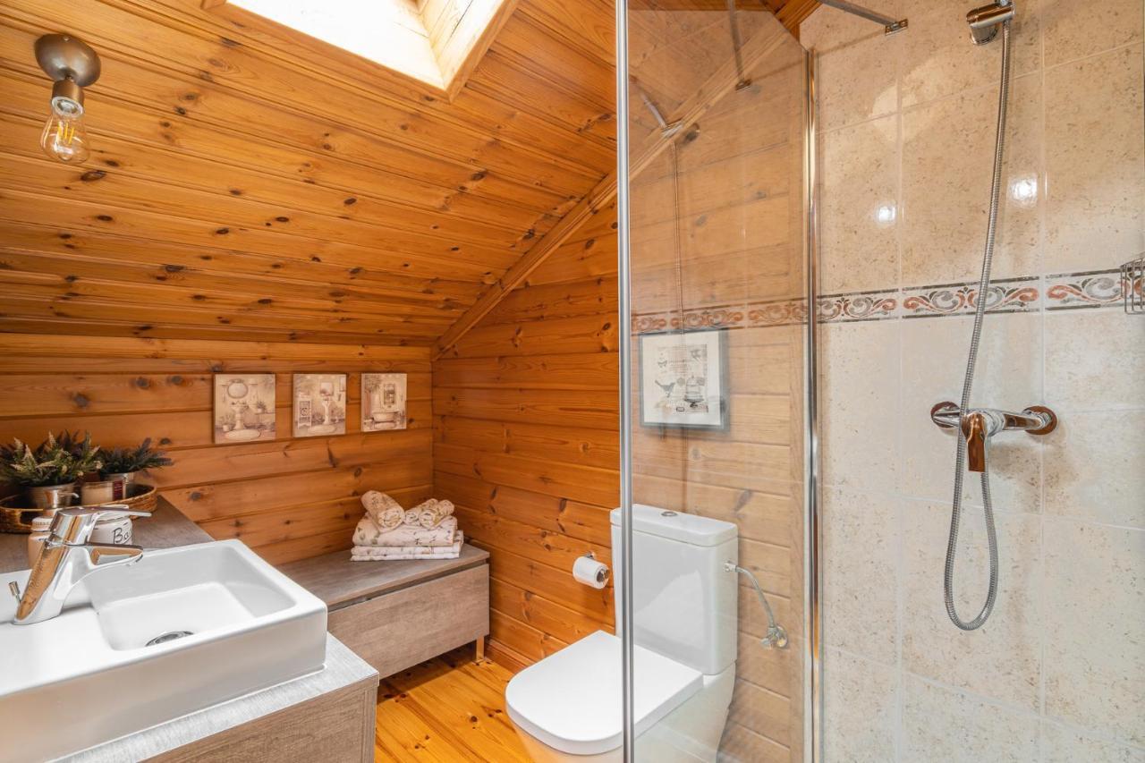 Espléndida cabaña de madera frente al río Ter Camprodon Esterno foto